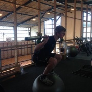 AMAZING! Finn squatting with a 20kg bar on a swiss ball!!