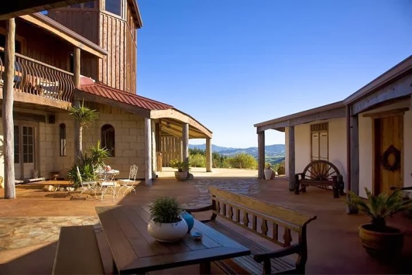 Manawa Ridge Courtyard